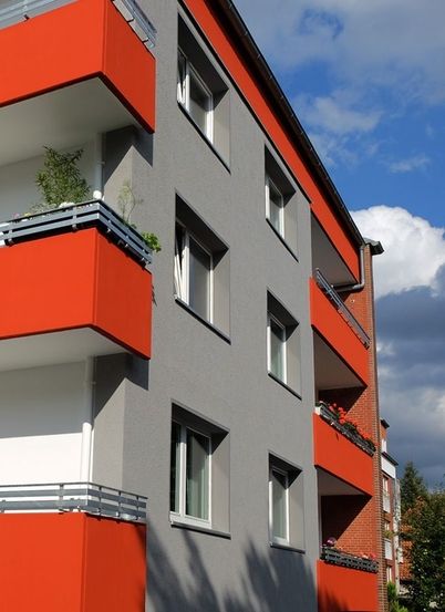 Balkone an einem Mehrfamilienhaus