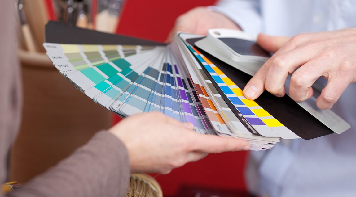 Farbfächer zu Auswahl von Wandfarben
