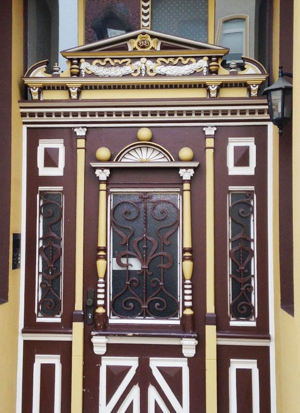 Aufwändige Lackierarbeiten an einer alten Tür