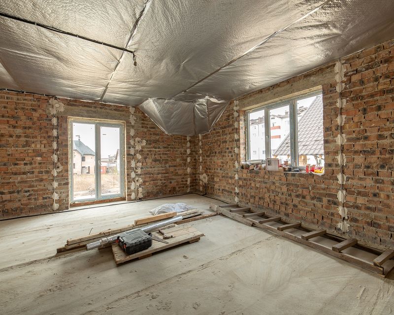 Ein roher Raum ohne Wandverkleidung, Böden und Deckenverkleidung