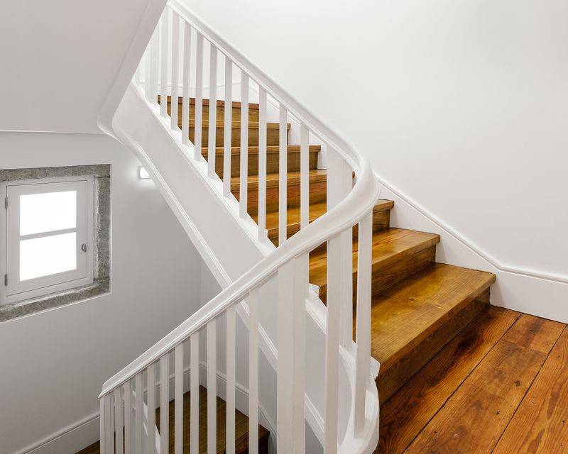 Holztreppe mit weißem Geländer